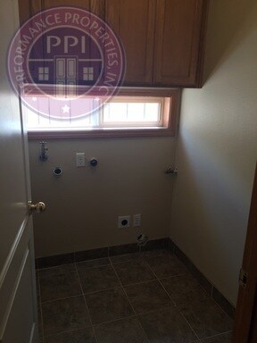 Foto del edificio - Oregon City Two Level Home with Large Backyard Pet Welcome