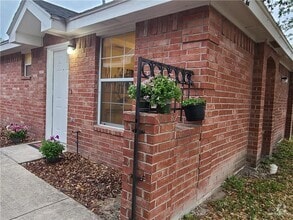 Building Photo - 2102 Bahamas Dr