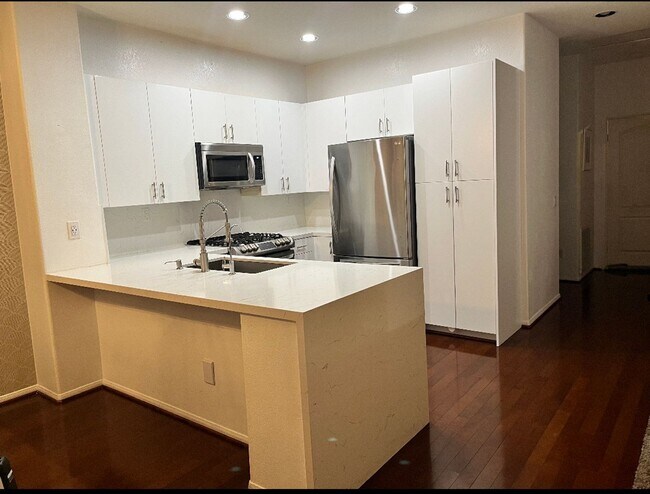 Building Photo - 2 Bedroom Condo for Rent in Canyon Country!