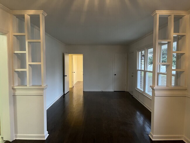 Building Photo - ONE LEVEL BRICK 2 BEDROOMS 1 BATH  GREAT L...