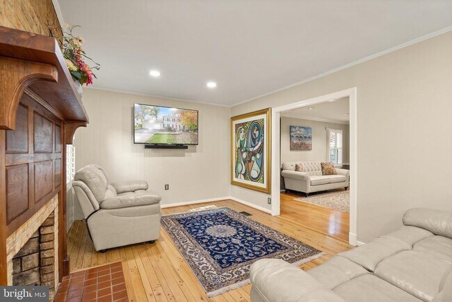 Foto del edificio - 7421 Beverly Manor Dr