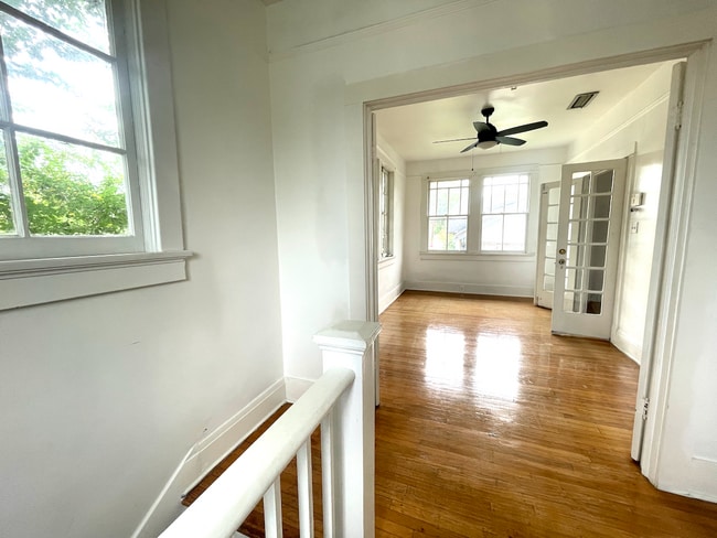 Building Photo - AVAILABLE JUNE 2026 Stunning 3 bed/2 bath ...