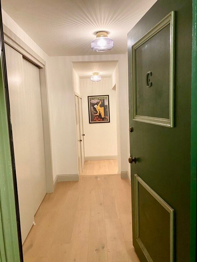 Entrance w/ Closet - 983 Clayton St