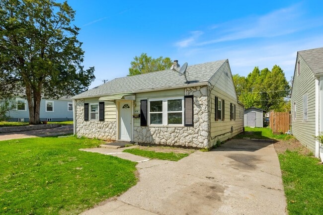 Building Photo - 916 5th Ave