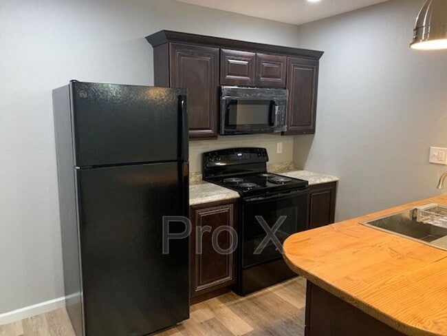 Building Photo - 905 W 3rd St