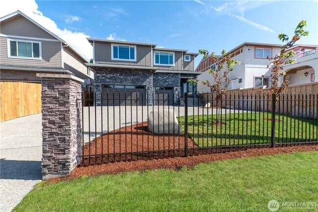 Foto del edificio - Luxury NW Living: 4 Bedroom Masterpiece with Dual Suites and Private Yard in Desirable Browns Point!