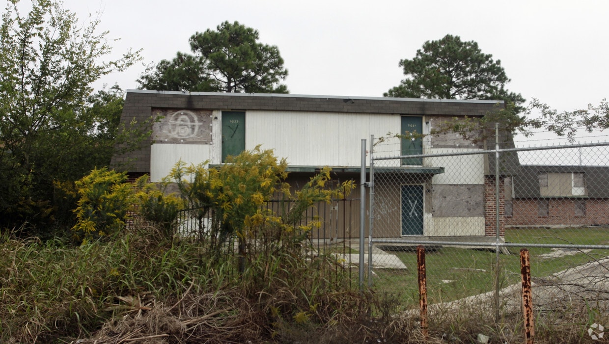 Primary Photo - Peltier Gardens