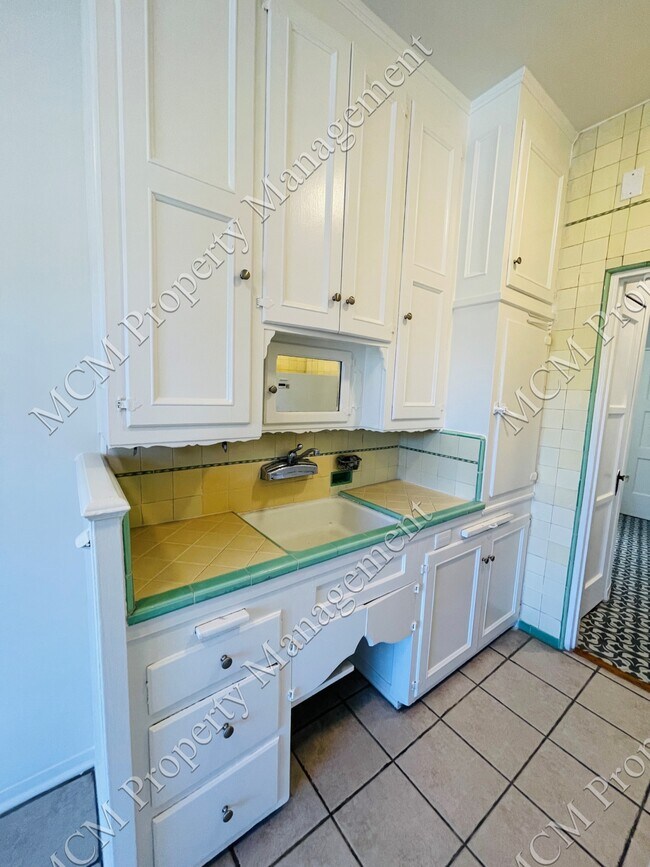 Unit #201 Kitchen - 640 S Detroit St
