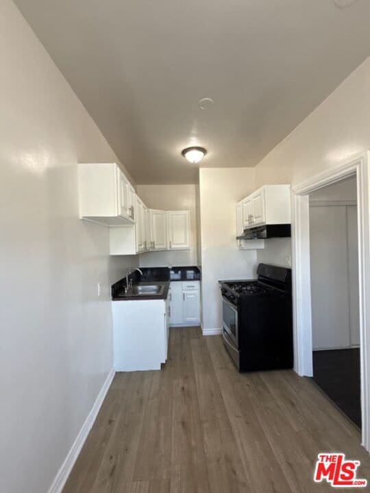 Building Photo - 1117 S Westlake Ave