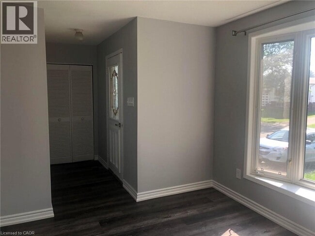 Building Photo - 29 Birchcliffe Crescent