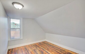 Building Photo - 304 N 5th St