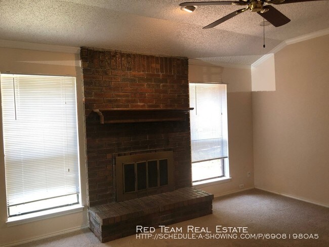 Building Photo - MUST-SEE DUPLEX!