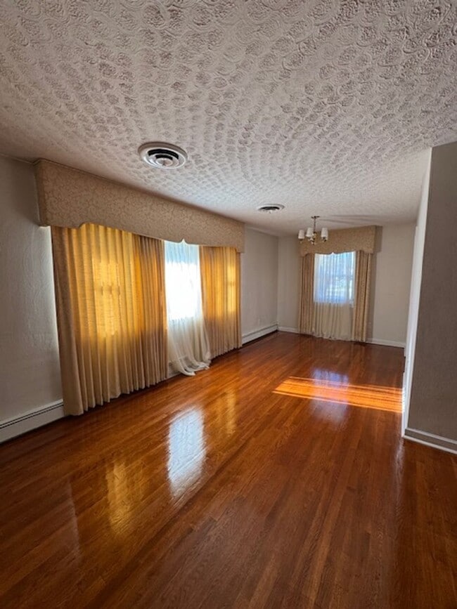 Foto del edificio - Spacious Brick Rancher