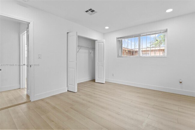 Foto del edificio - 2560 NW 122nd St