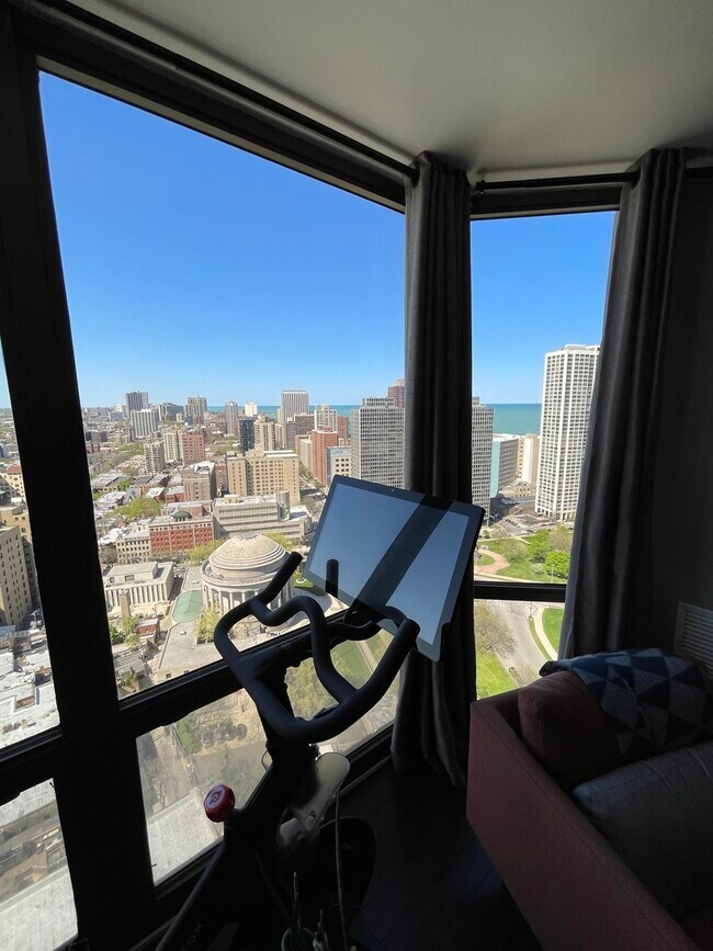 Foto del edificio - 2650 N Lakeview Ave