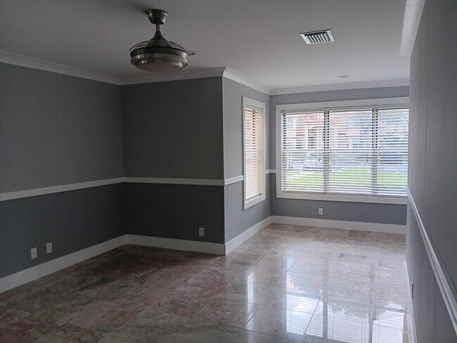 Foto del edificio - 3440 Pinewalk Dr N