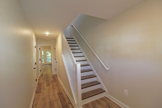 Foto del edificio - 3 level town home in popular Congers Creek...