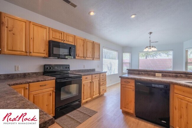 Foto del edificio - 4 Bedroom in Amber Estates - Newer LVP Flooring throughout home!