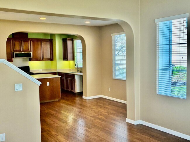 Foto del edificio - Perfect Shape Gale Ranch Townhome in San Ramon with many extras