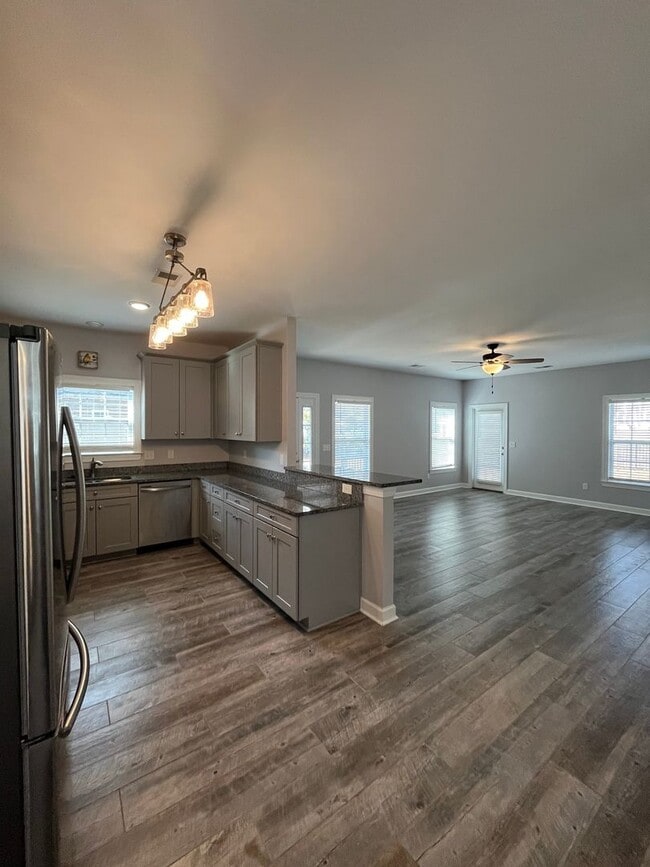 Building Photo - 3 Bedroom home with water views!