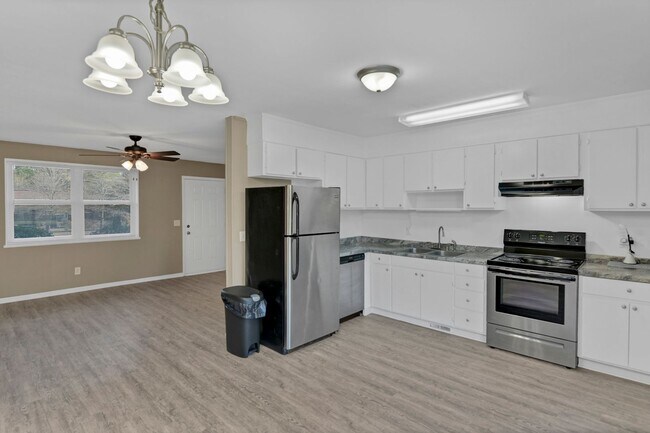 Foto del edificio - 3 bedroom home, with a fully fenced yard f...