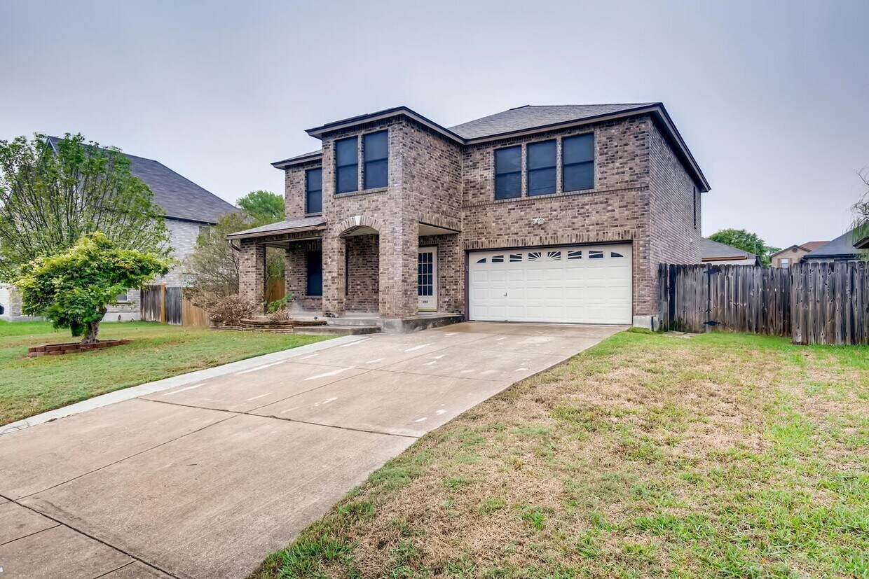 Foto principal - 4 bedroom located 6 miles from Randolph Ai...