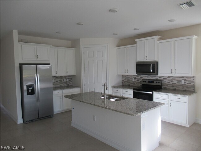 Foto del edificio - 4114 Dutchess Park Rd