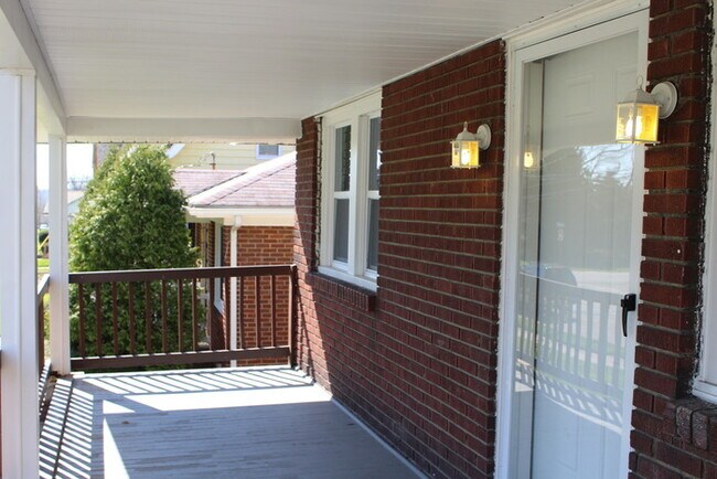 Foto del edificio - Sunny and renovated home (Open to Section 8)