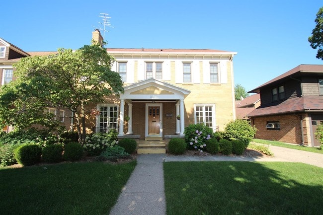 Building Photo - 1111 Iroquois Dr SE