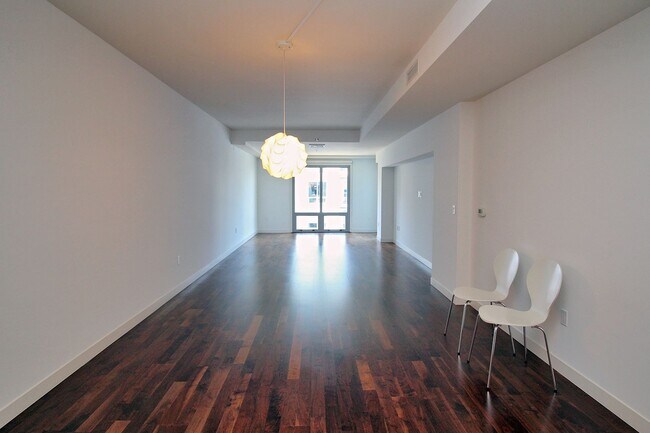 Building Photo - Premier 2 Bed/2 Bath Luxury Waterfront Pea...