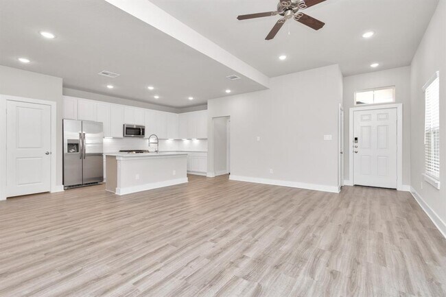 Building Photo - 7318 Coconut Bay Dr