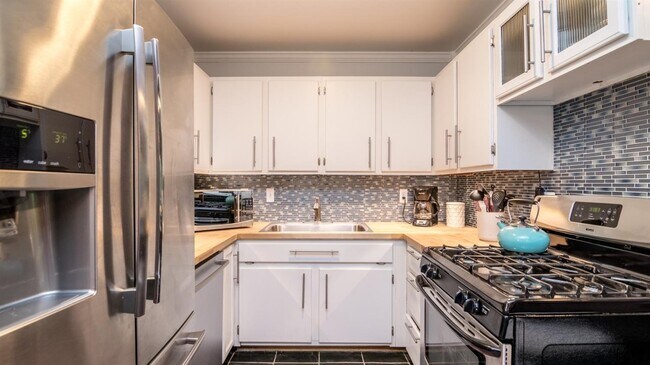 Building Photo - 406 Manor Dr