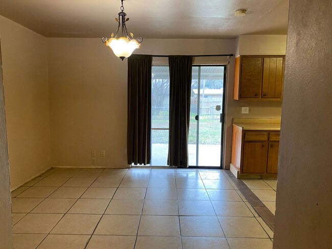 Building Photo - 3 Bedrooms and 1.5 Bathrooms located in Pa...