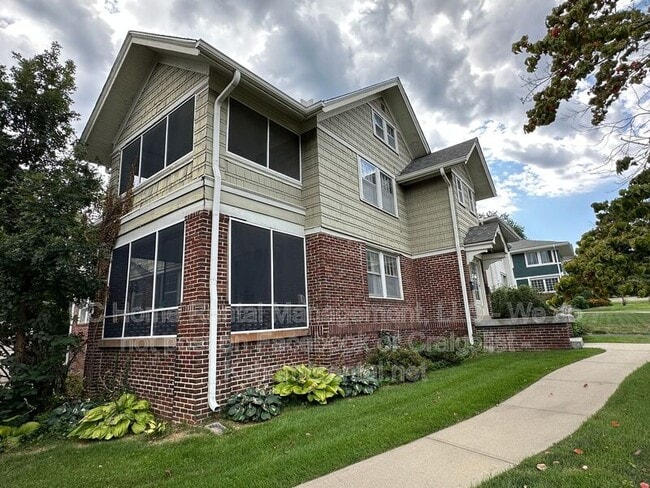 Building Photo - 207 W 51 Terrace
