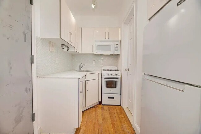 Building Photo - 631 Second Avenue