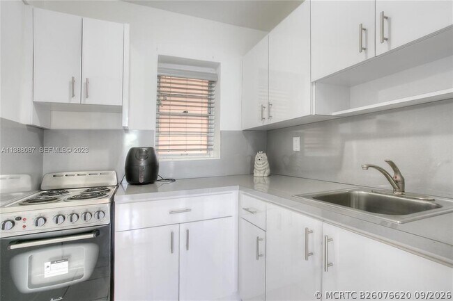 Building Photo - 10907 N Kendall Dr