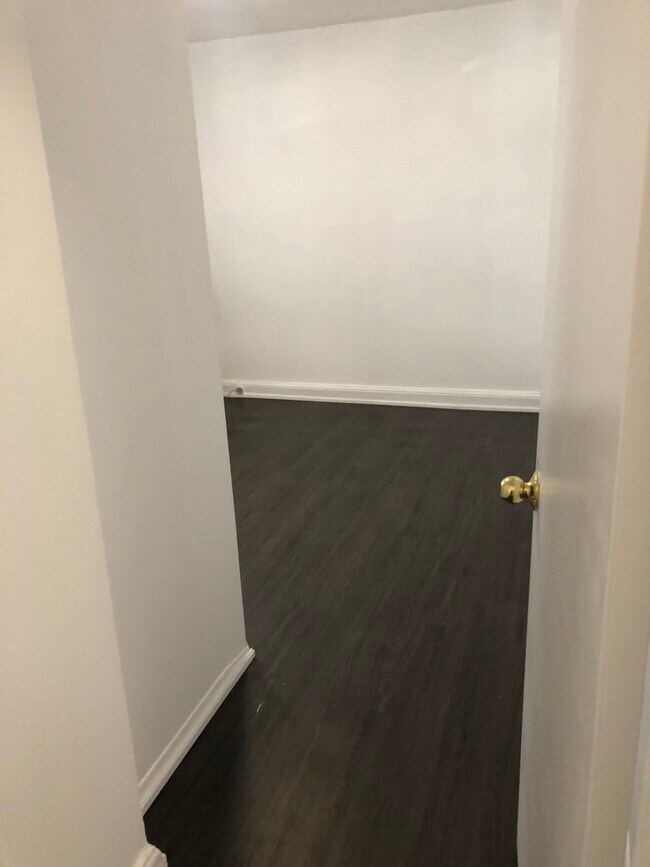 Photo du bâtiment - Little Italy - College Street 2 Bedroom Apartment / corner Palmerston Blvd.