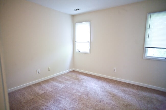 Building Photo - Wonderful 2BR town home apartment a few bl...