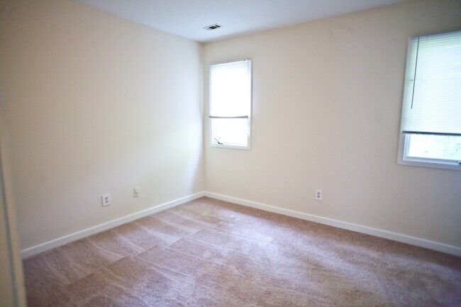 Foto del edificio - Wonderful 2BR town home apartment a few bl...