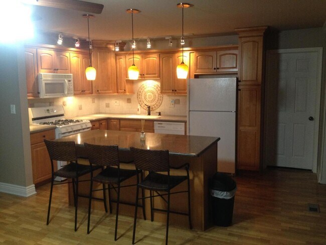 Building Photo - STUNNING 3 BEDROOM HOME IN NOVI !!