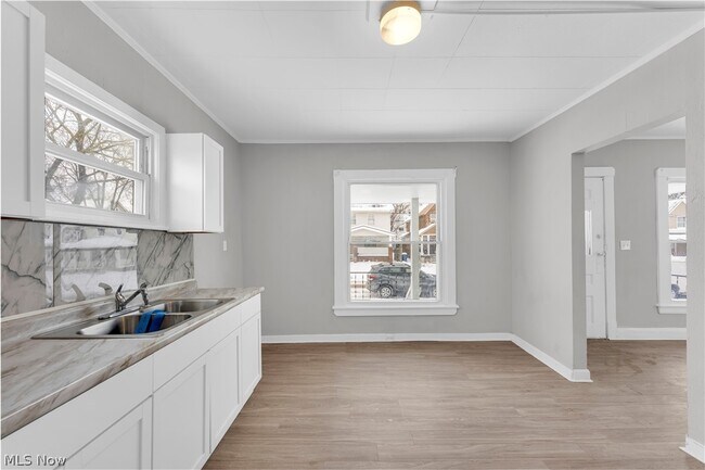 Foto del edificio - 3877 W 31st St