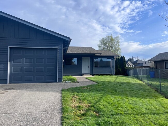 2 BD Duplex with Garage! - 2 BD Duplex with Garage! House