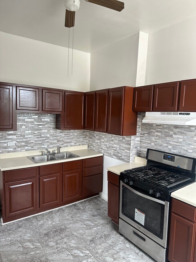 Foto principal - 6506 S Yale Ave