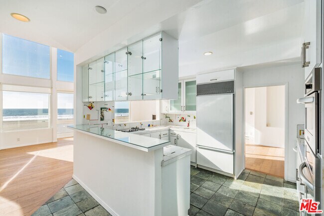 Building Photo - 3711 Ocean Front Walk