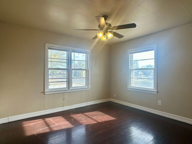 Building Photo - Charming 3 Bedroom Home