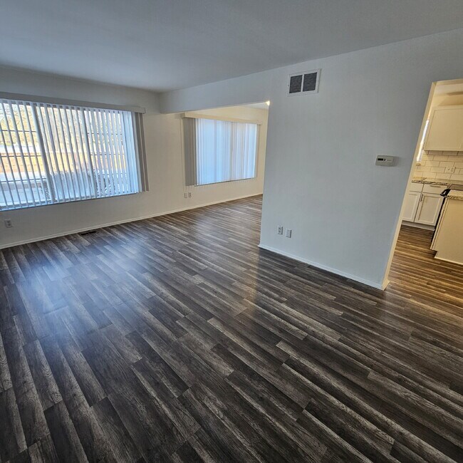 Foto del edificio - Completely Remodeled 1 Bedroom Condo in Warren – Private Basement Laundry + Storage Room!