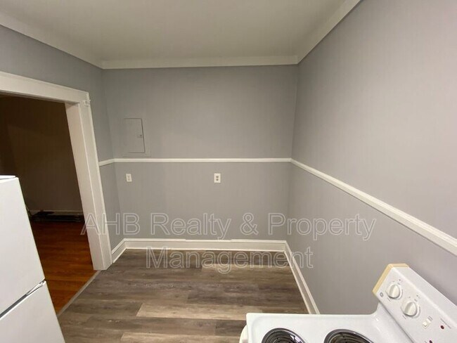 Building Photo - 126 S Beaumont Ave