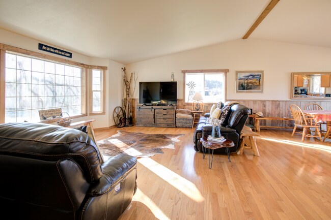Building Photo - 594 SR 6