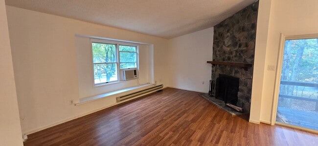 Building Photo - Amazing 3 bedroom in Henryville