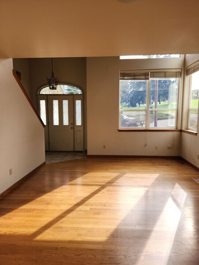Building Photo - 3-bedroom 3 bath House